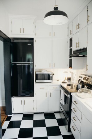 Frigorifero, microonde, forno, piano cottura