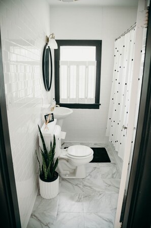 Combinazione doccia/vasca, asciugacapelli, asciugamani, sapone