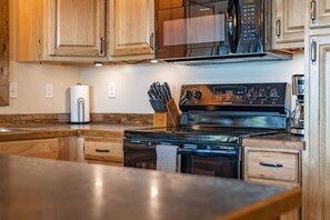 Fridge, microwave, oven, stovetop - Red Rock Vista Cabin-Summer Family Vacation in Jasper (Jasper)
