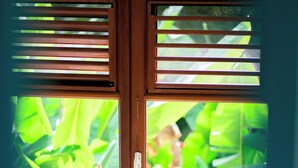 Una cocina con ventana, un lavamanos y una estufa.