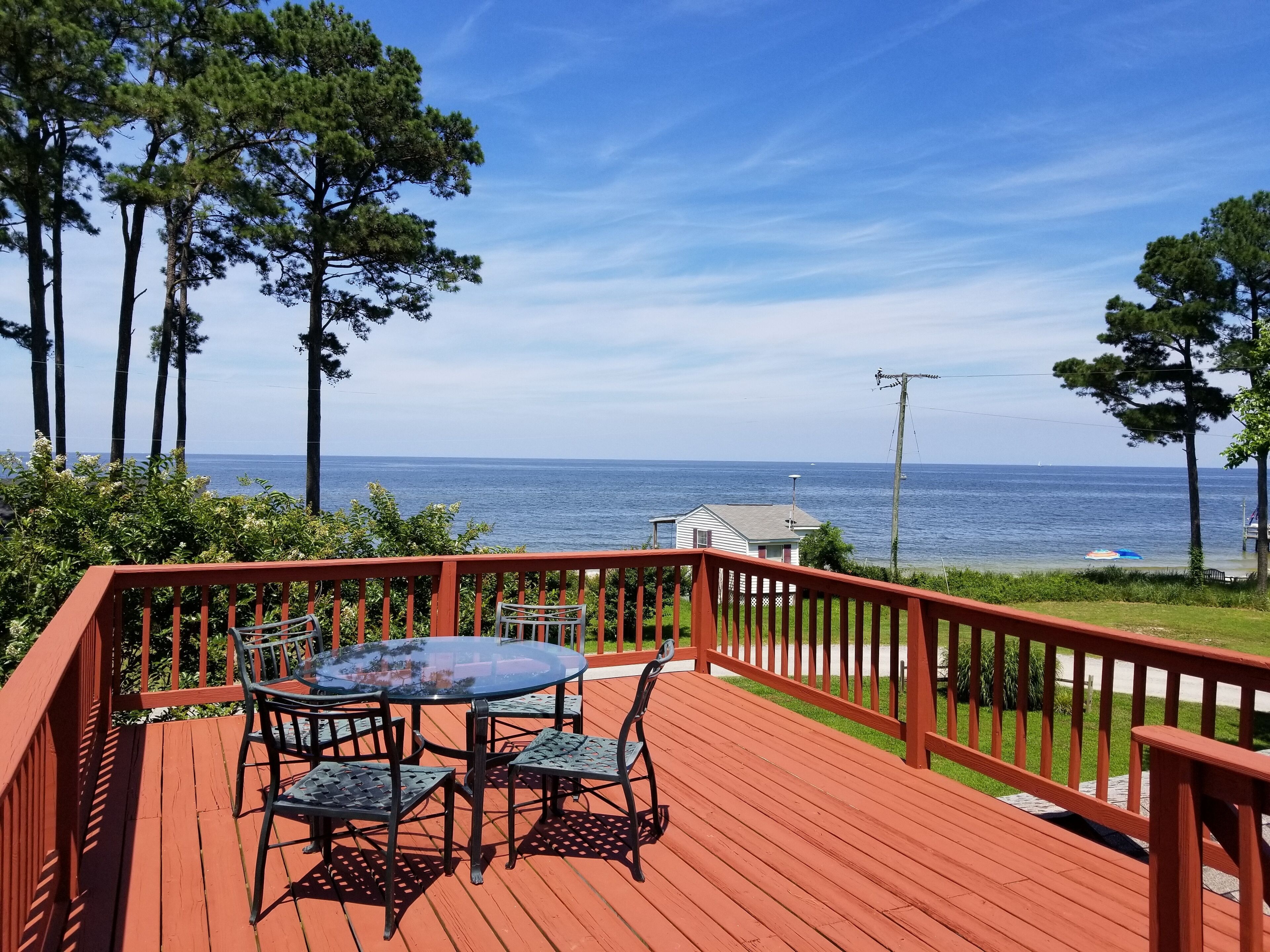 Welcome to the island with endless bay views & rooftop deck. Pets stay free. in Gwynn, United States