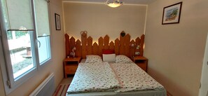 3 slaapkamers, een strijkplank/strijkijzer, reisbedje, gratis wifi