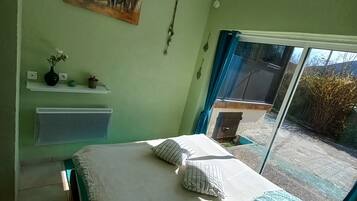 3 bedrooms, iron/ironing board, travel crib, free WiFi