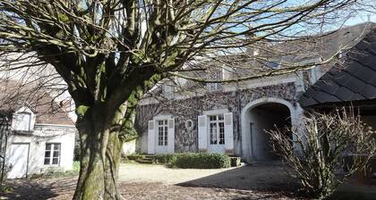 15 mins from BEAUVAL ZOO, charming family home, 19th century forge