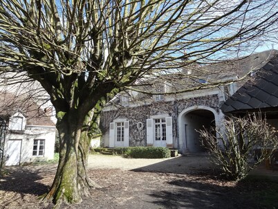 15 mins from BEAUVAL ZOO, charming family home, 19th century forge