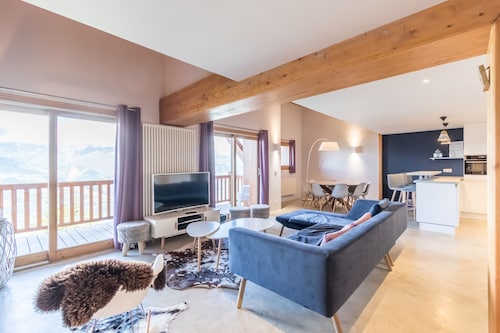 Stunning duplex, great view, pool, direct access to the ski slopes