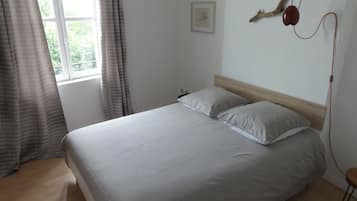 1 slaapkamer, een strijkplank/strijkijzer, reisbedje, gratis wifi