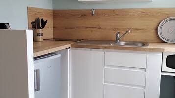 Een koelkast, een microgolfoven, een kookplaat