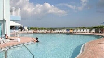 حمّام سباحة خارجي، حمّام سباحة مُدفَّأ