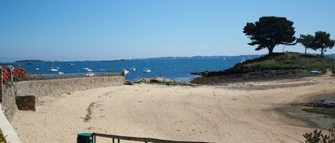 Sulla spiaggia, lettini da mare