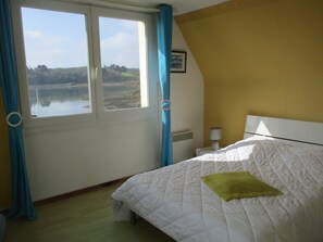 3 bedrooms, desk, iron/ironing board, travel cot