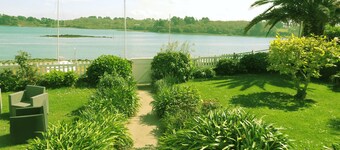 Very quiet seafront house with unobstructed sea view