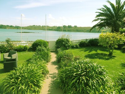 Very quiet seafront house with unobstructed sea view