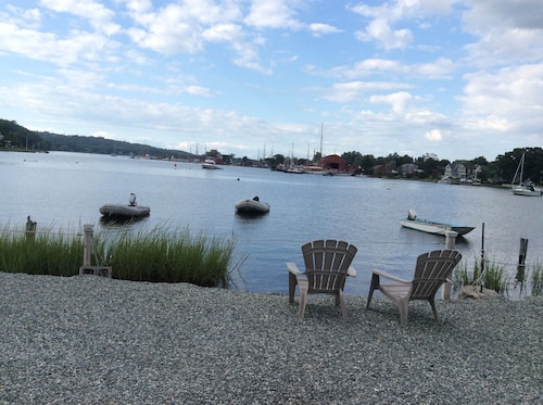 Renovated 1 BR getaway 1 block from Mystic River in Historic downtown!