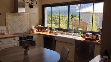 Een koelkast, een magnetron, een oven, een kookplaat