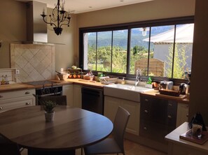 Kjøleskap, mikrobølgeovn, ovn og kokeplater