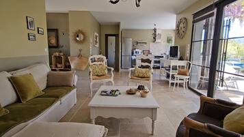 Televisie, een dvd-speler, boeken en een muziekbibliotheek