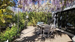 Outdoor dining - House-workshop on 2 ha wooded property private pool and jacuzzi       (Nans-Les-Pins)