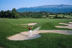 Golf - House-workshop on 2 ha wooded property private pool and jacuzzi       (Nans-Les-Pins)