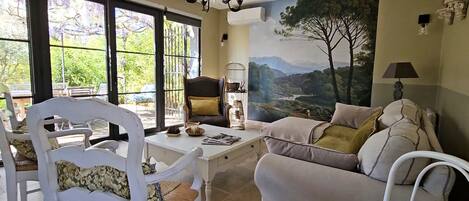 Télévision, lecteur de DVD, livres, médiathèque