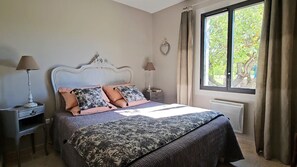 3 bedrooms, desk, iron/ironing board, free WiFi