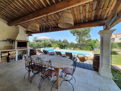 Luberon, VILLA 6 PEOPLE with HEATED POOL, POOL HOUSE 1. 2 km from Pertuis
