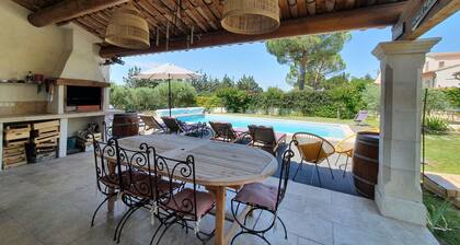 Luberon, VILLA 6 PEOPLE with HEATED POOL, POOL HOUSE 1. 2 km from Pertuis