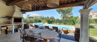 Luberon, VILLA 6 PEOPLE with HEATED POOL, POOL HOUSE 1. 2 km from Pertuis