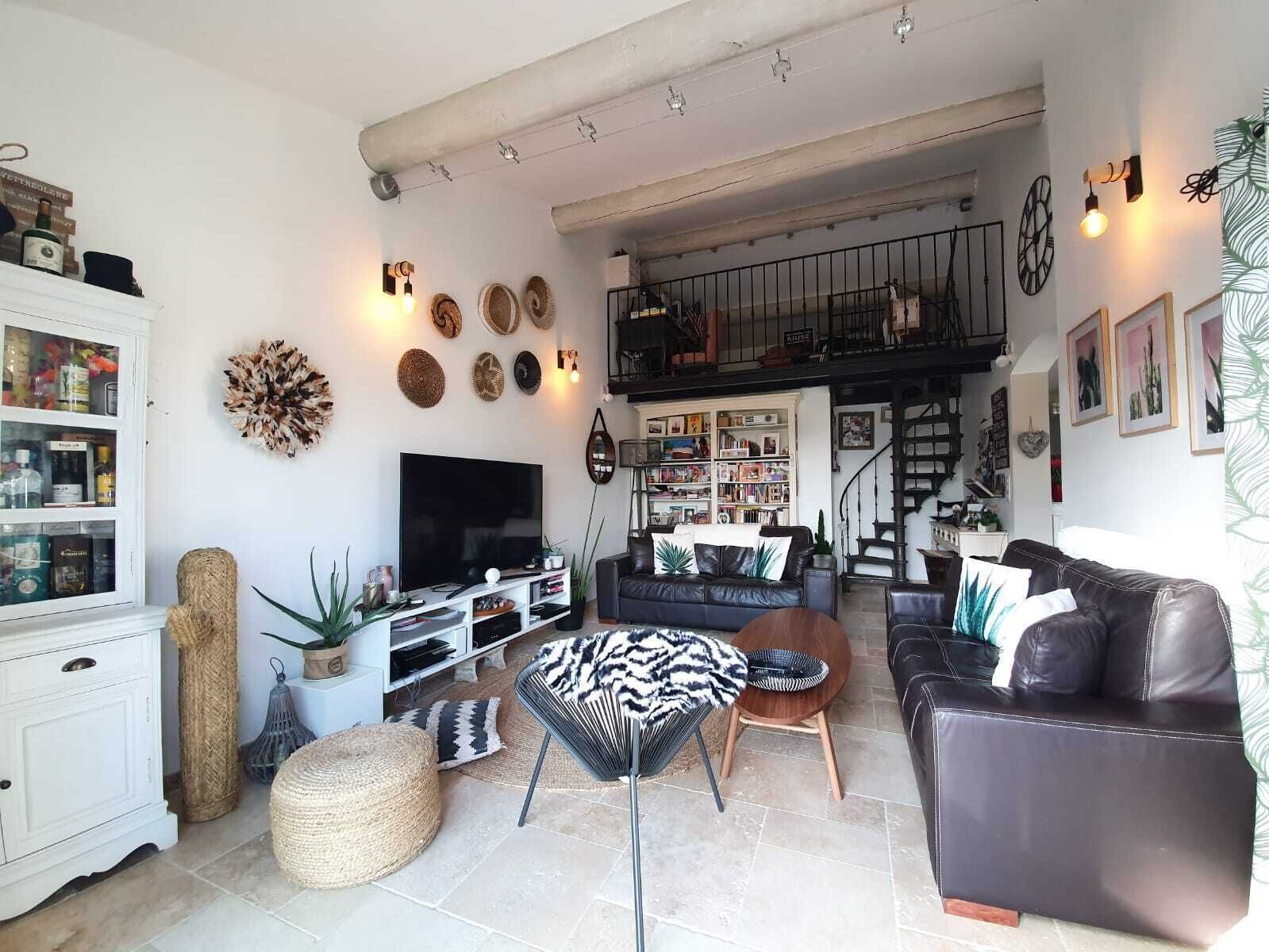 Télévision, jeux vidéo, baby-foot, table de tennis de table