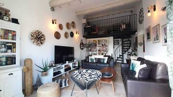 Télévision, jeux vidéo, baby-foot, table de tennis de table