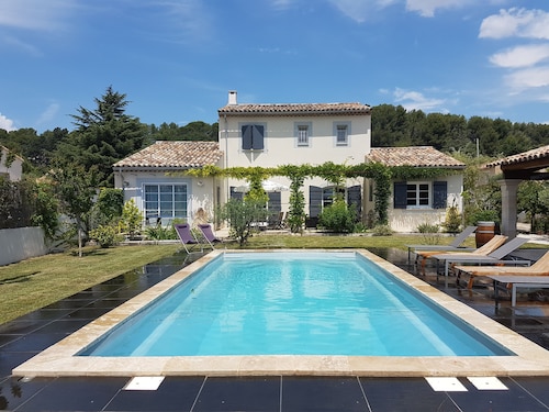Luberon, VILLA 6 PEOPLE with HEATED POOL, POOL HOUSE 1. 2 km from Pertuis
