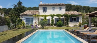 Luberon, VILLA 6 PEOPLE with HEATED POOL, POOL HOUSE 1. 2 km from Pertuis