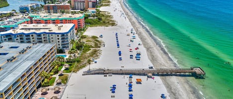 Plage, chaises longues, serviettes de plage