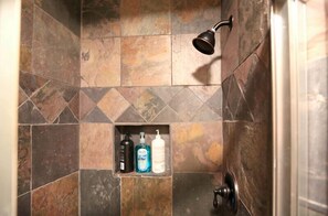 Duschwanne, Whirlpool, Haartrockner, Handtücher