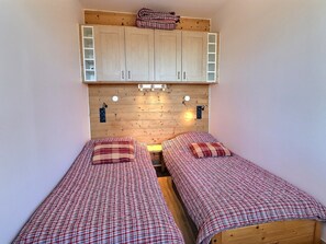 1 bedroom, bed sheets