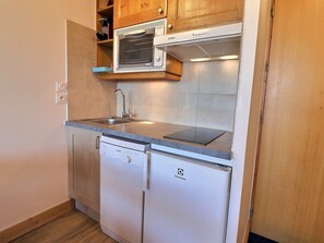 Frigorifero, forno, piano cottura, lavastoviglie