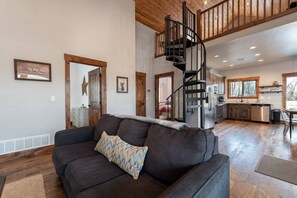 Smart TV, fireplace, DVD player - The Hideaway Cabin- Fast Track To Targhee! (Tetonia)