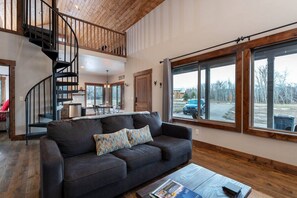 Smart TV, fireplace, DVD player - The Hideaway Cabin- Fast Track To Targhee! (Tetonia)