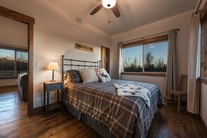2 bedrooms, desk, iron/ironing board, free WiFi - The Hideaway Cabin- Fast Track To Targhee! (Tetonia)