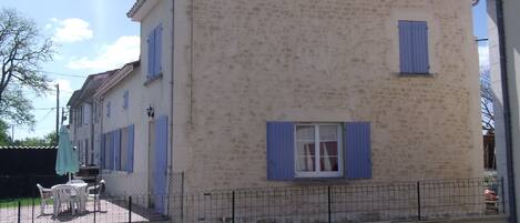 المنطقة المحيطة بالمنشأة