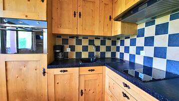 Een koelkast, een microgolfoven, een oven, een vaatwasser