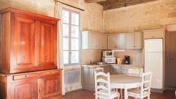 Een koelkast, een microgolfoven, een oven, een kookplaat