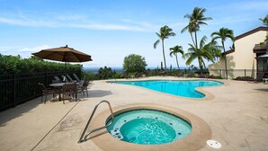 A pool area with lounge chairs and a hot tub, surrounded by palm trees and a view of the ocean. - 🏖️Ocean & Golf View Keauhou Condo | AC | No Stairs (Kailua- Kona)