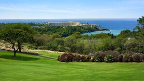 A golf course with a view of a hotel and the ocean. - 🏖️Ocean & Golf View Keauhou Condo | AC | No Stairs (Kailua- Kona)