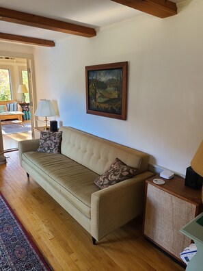 Téléviseur connecté, foyer, lecteur de DVD, livres