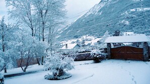 A snow-covered landscape with a mountain, a house with a snow-covered roof, and a gate. - Beautiful, independent, quiet apartment (Luz-Saint-Sauveur)