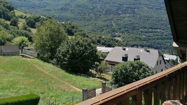 A view of a mountainous landscape with a house in the foreground. - Beautiful, independent, quiet apartment (Luz-Saint-Sauveur)