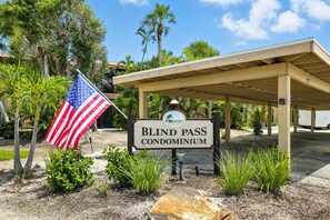 Property grounds - Blind Pass Condos at Bowman's Beach F101 on beautiful Sanibel Island (Sanibel Island)