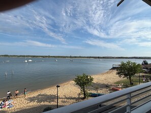 Sulla spiaggia, lettini da mare