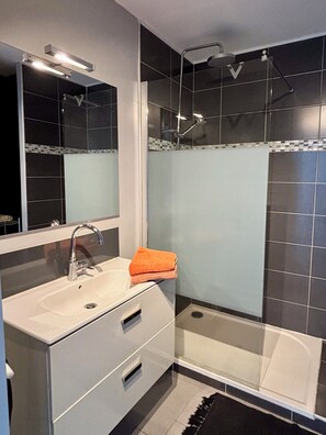 Shower, hair dryer, towels, toilet paper